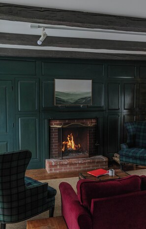 Interior - 1820 House Steps to Ski Shuttle, Hot Tub, Stowe (Stowe)