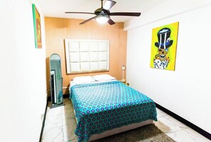 5 habitaciones, tabla de planchar con plancha, wifi y ropa de cama 