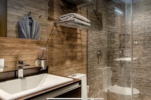 Douche, séchoir à cheveux, serviettes fournies, savon