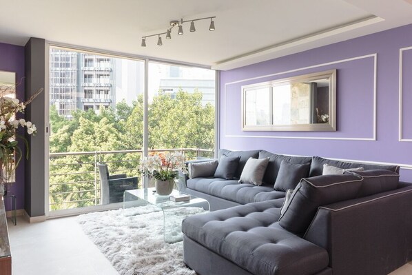 تلفزيون ذكي، كُتُب، شاشة كمبيوتر