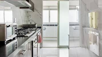 Fridge, microwave, oven, stovetop