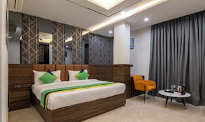 Habitación Deluxe con 1 cama doble o 2 individuales | Escritorio, tabla de planchar con plancha, camas supletorias gratuitas