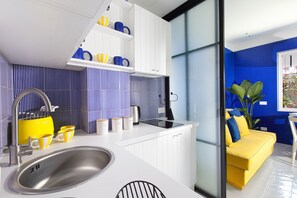 Kühlschrank, Herdplatte, Wasserkocher mit Kaffee-/Teezubehör, Toaster