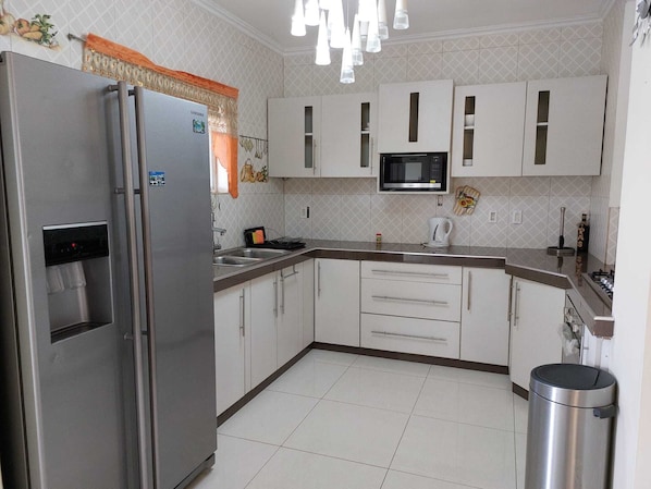 Microondas y placa de cocina