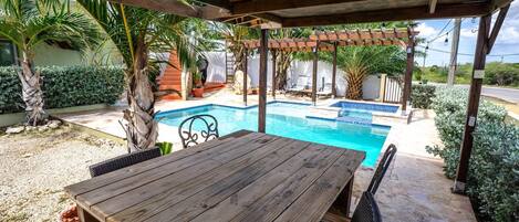 屋外ダイニングエリア