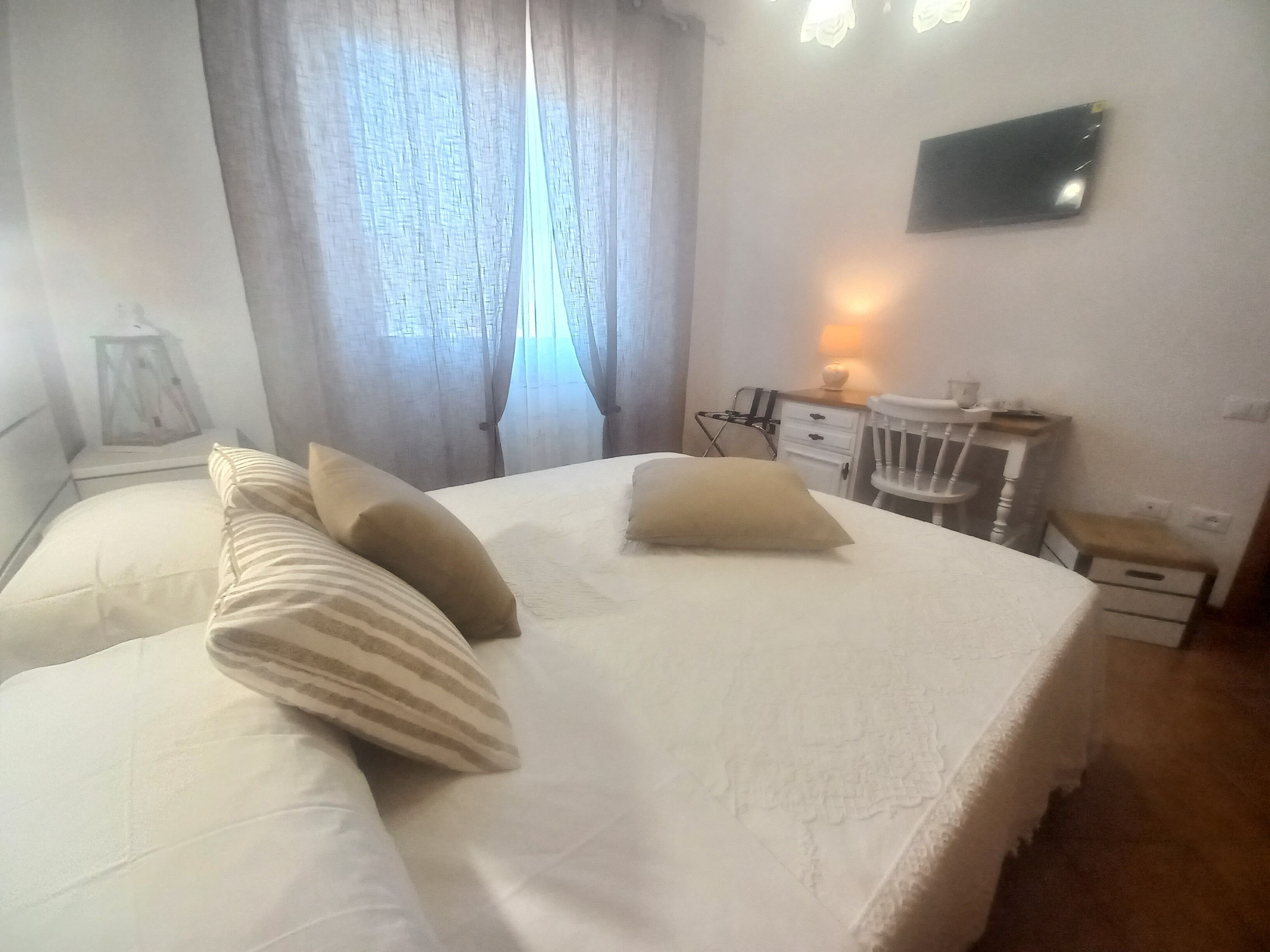 2 camere, una scrivania, ferro/asse da stiro, Wi-Fi