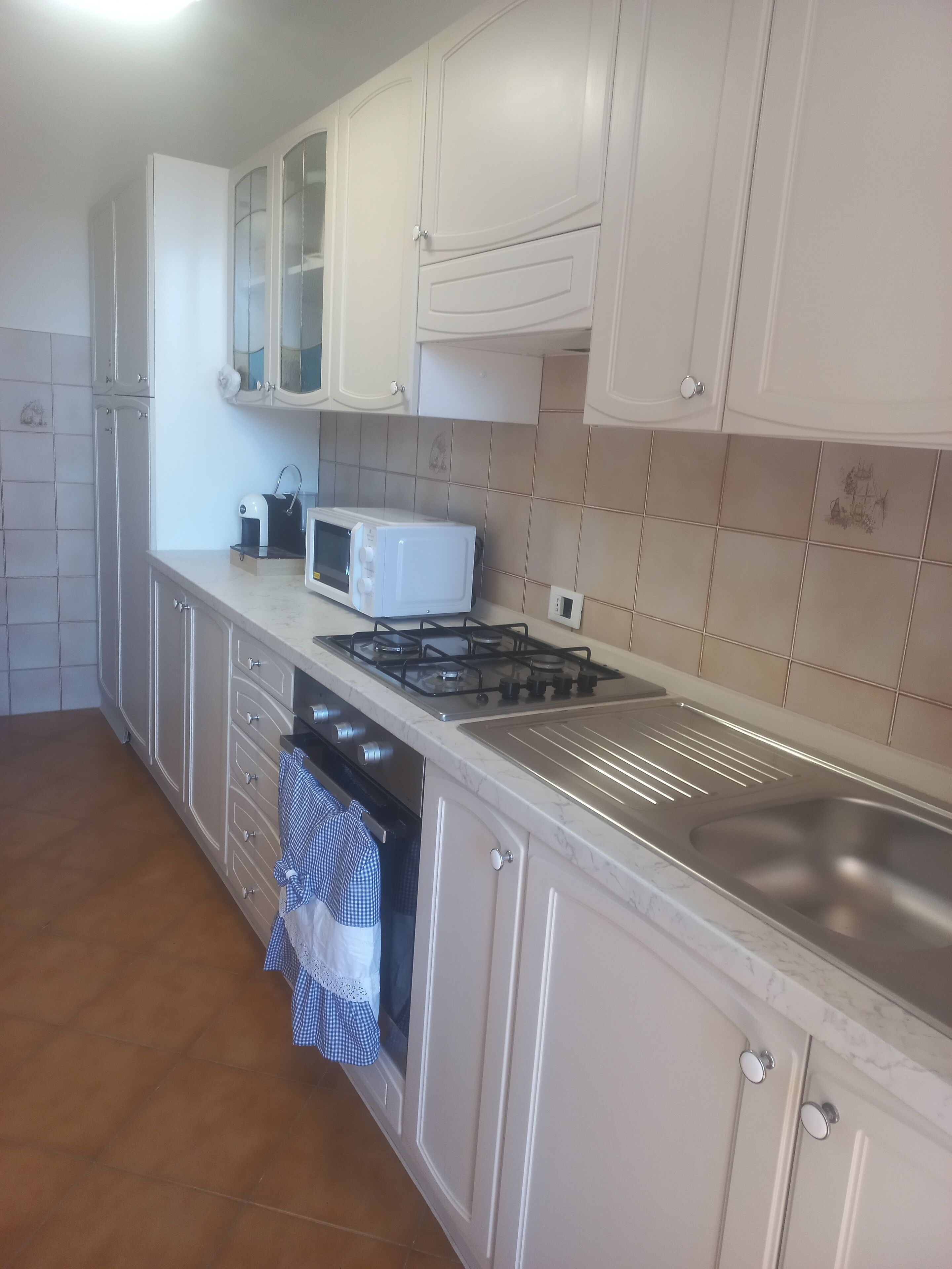 Frigorifero, microonde, forno, piano cottura