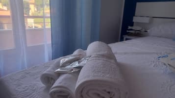 2 bedrooms, desk, iron/ironing board, WiFi