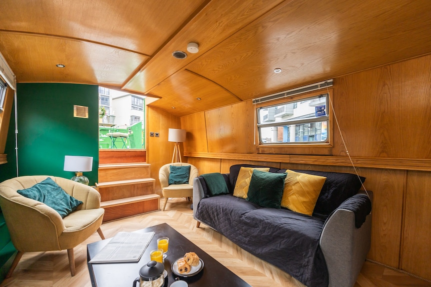 4* Luxury Floating Wide Beam Houseboat Moored In Edinburgh City Center. - Edinburgh
