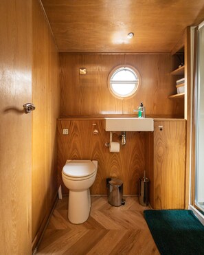 Regadera, amenidades de baño ecológicas, secadora de cabello, toallas 