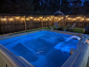 Outdoor spa tub - Private home with Hot Tub in the Heart of Breezy Point  (Breezy Point)