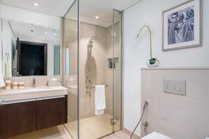 Bathtub, hair dryer, towels, shampoo