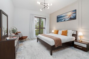 2 chambres, coffres-forts dans les chambres, bureau