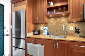 Condo (0 Bedroom) | Cocina privada | Refrigerador con congelador, microondas, horno y cafetera y tetera 