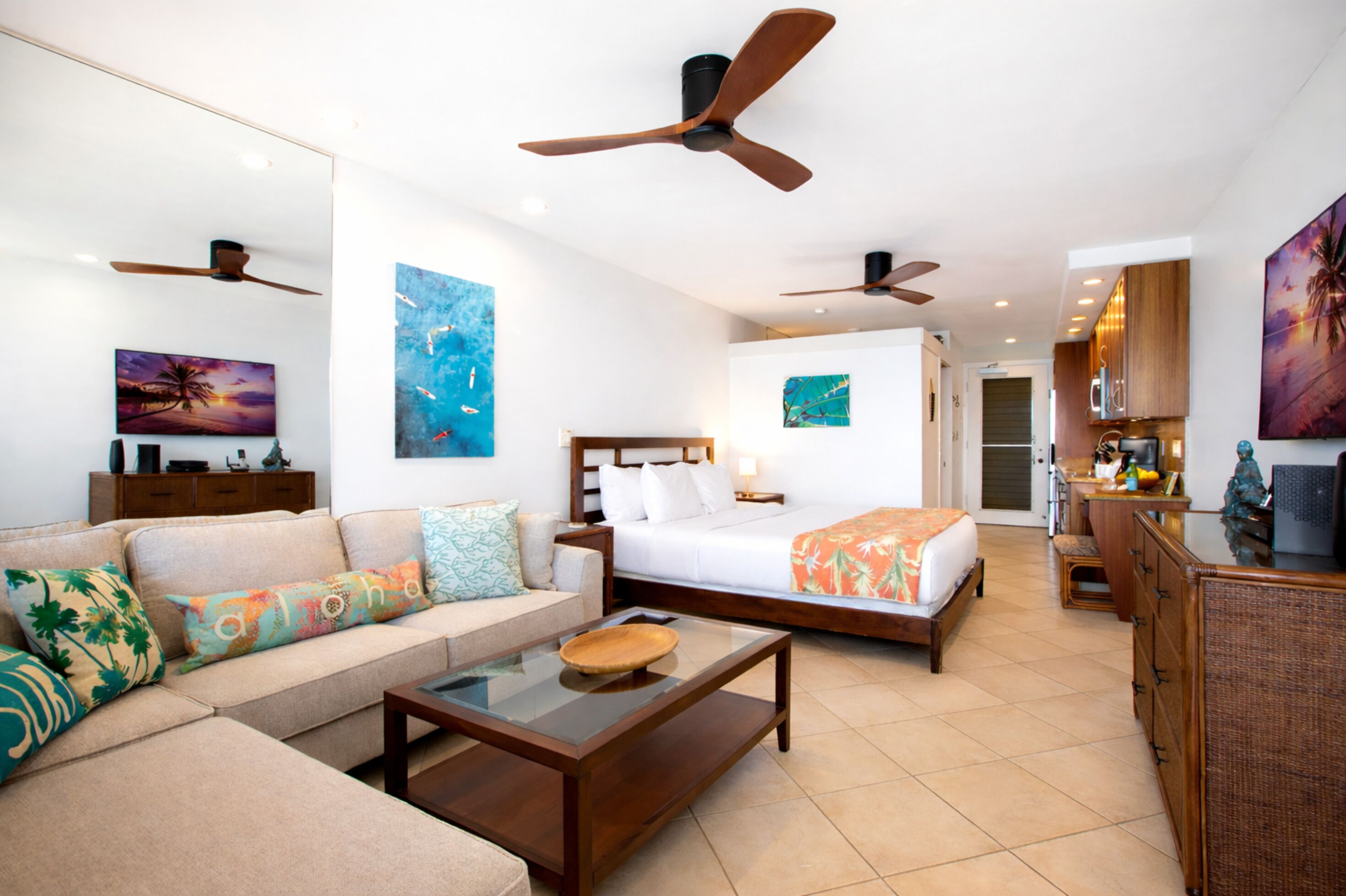 Biệt thự (Studio, Oceanfront, Sleeps 2(NAB-107)) | Khu phòng khách | TV màn hình phẳng 