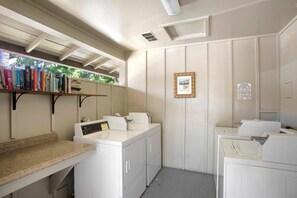 Condo (0 Bedroom) | Laundry room