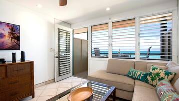 Condo (0 Bedroom) | Living room | Flat-screen TV