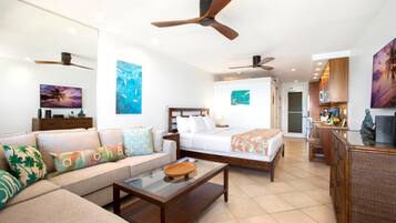 Condo (0 Bedroom) | Sala de estar | TV de tela plana