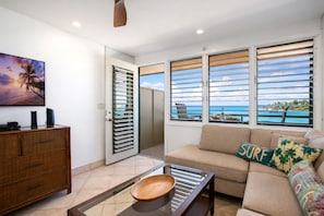 วิลล่า (Studio, Oceanfront, Sleeps 2(NAB-107)) | บริเวณนั่งเล่น | ทีวีจอแบน