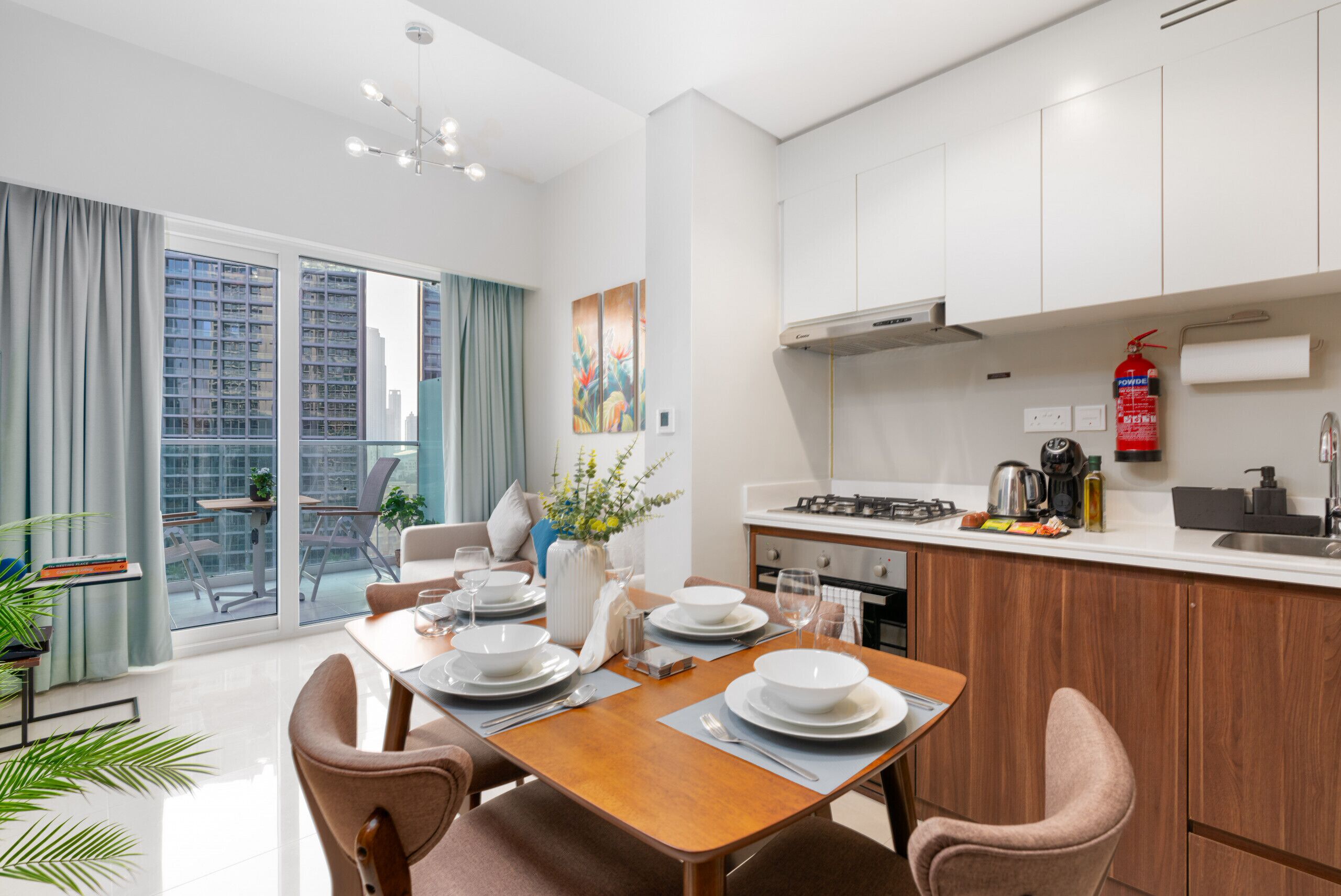 Kylskåp, ugn, spishäll och kaffe- och tebryggare