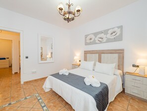 3 makuuhuonetta, silitysrauta/-lauta, ilmainen Wi-Fi, vuodevaatteet