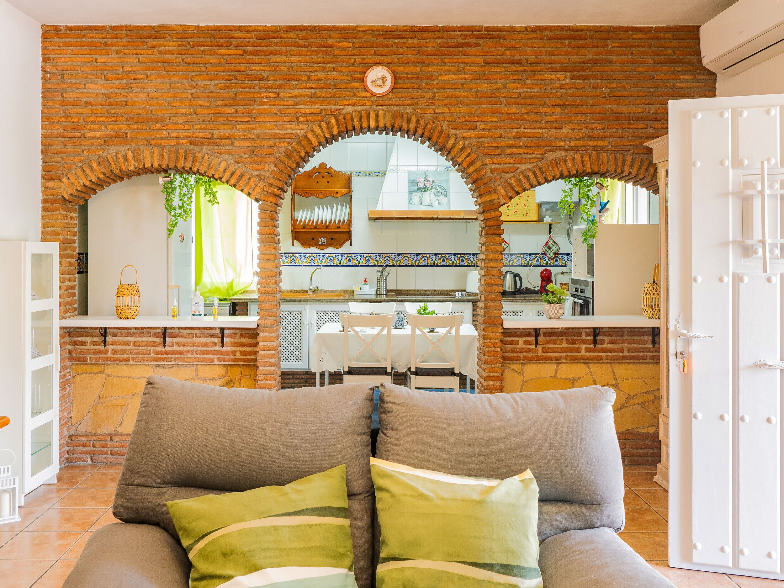 Een televisie en een open haard