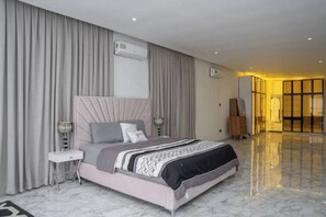 3 bedrooms, desk, iron/ironing board, free WiFi - New, Luxurious 3-bedroom House 7-mins from Airport (Accra)