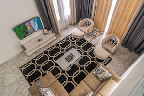 Smart TV, computer monitors, printers - New, Luxurious 3-bedroom House 7-mins from Airport (Accra)