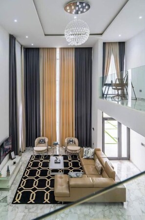 Smart TV, computer monitors, printers - New, Luxurious 3-bedroom House 7-mins from Airport (Accra)