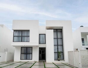 Exterior - New, Luxurious 3-bedroom House 7-mins from Airport (Accra)