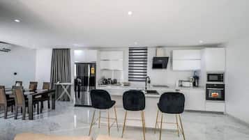 Een koelkast, een microgolfoven, een oven, een kookplaat