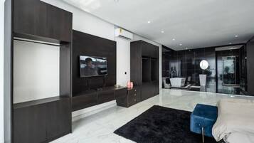 4 bedrooms, desk, iron/ironing board, free WiFi