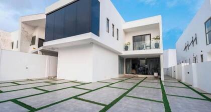 The Fii, Elegant Home in Accra, 7 mins away from Airport