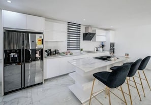 Fridge, microwave, oven, stovetop - The Fii, Elegant Home in Accra, 7 mins away from Airport (Accra)