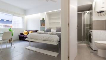 1 slaapkamer, een strijkplank/strijkijzer, gratis wifi, beddengoed