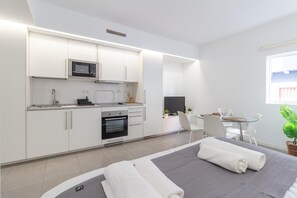 1 habitación, tabla de planchar con plancha, wifi gratis y ropa de cama 