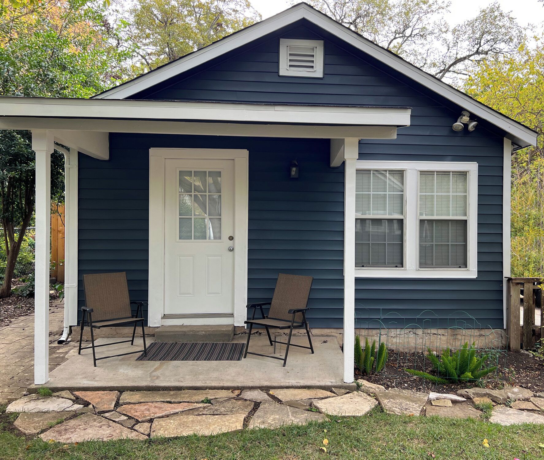 Guest house in Quiet Neighborhood convenient to shopping, restaurants, downtown.