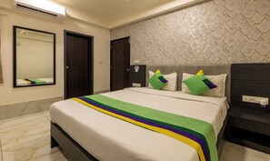 مكتب وملاءات أسرّة