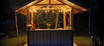 THE HUCKLEBERRY GLAMPSITE,
EXPERIENCE THE MAGIC!