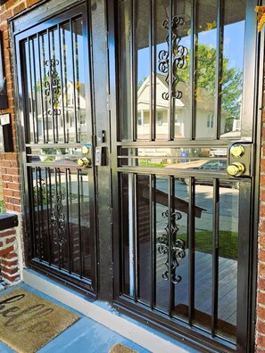 Exterior detail - Charm near Cleve Clinic/CWRU/UH - Larchmere Blvd w/Porch (Cleveland)