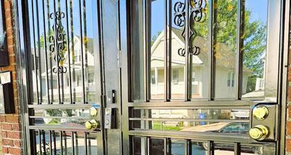 Charm in Larchmere! near Cleveland Clinic, CWRU, Univ Hosp, Downtown, w/Porch!