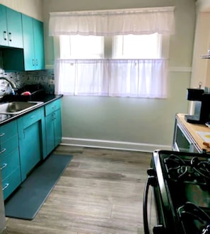 Fridge, microwave, oven, stovetop - Charm near Cleve Clinic/CWRU/UH - Larchmere Blvd w/Porch (Cleveland)