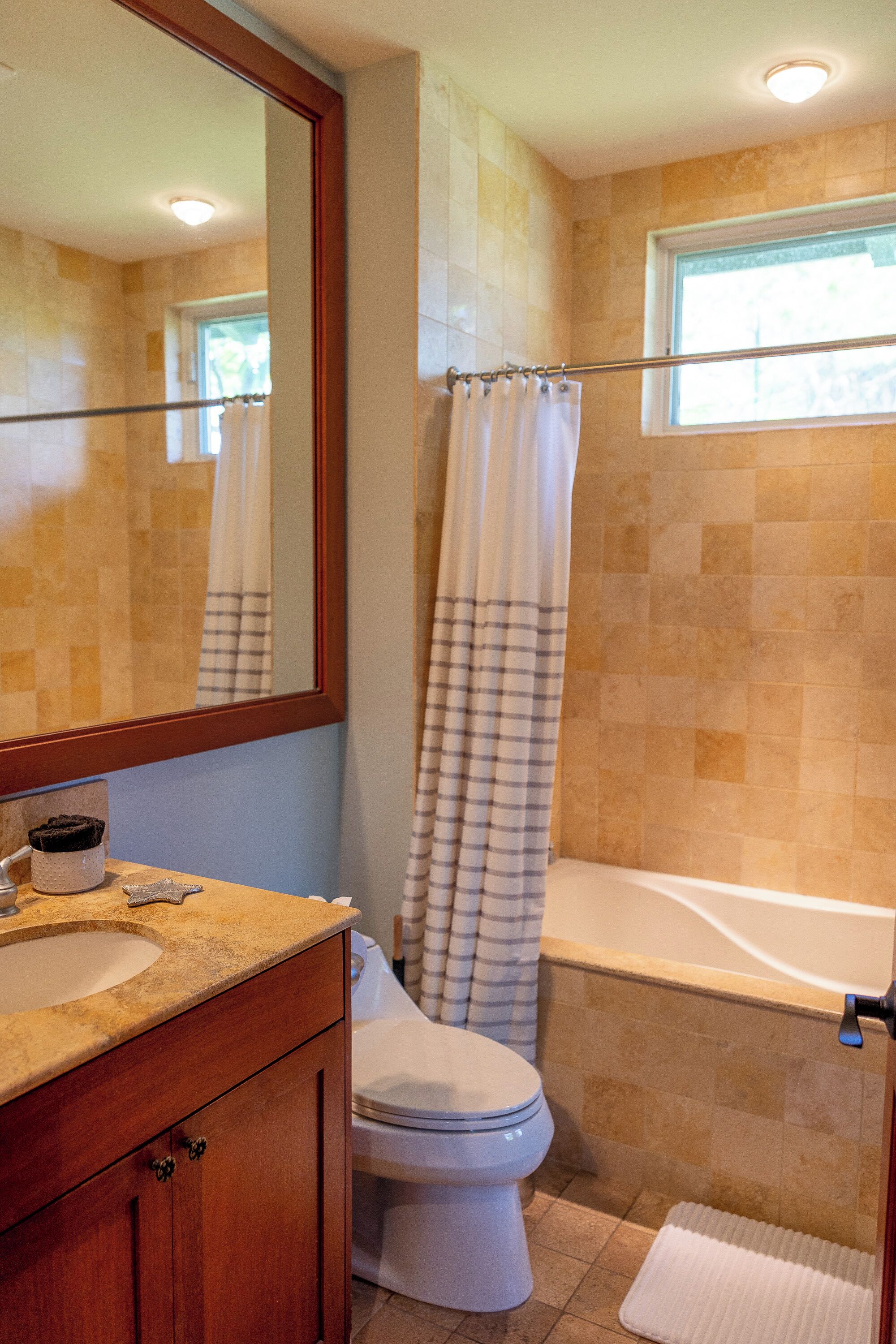 Une salle de bain avec des toilettes, un lavabo et une baignoire.