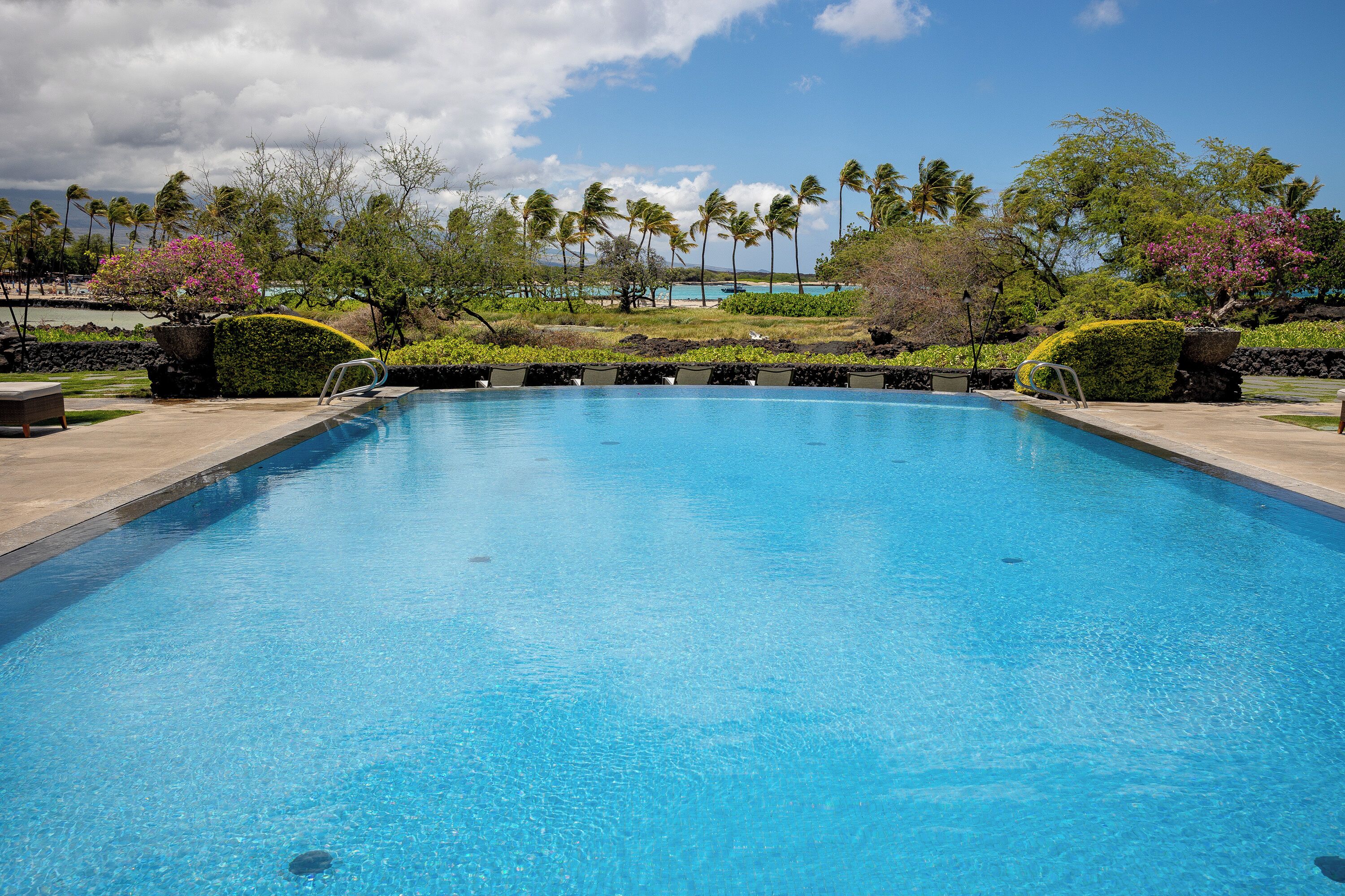 Piscina all'aperto, ombrelloni da piscina, lettini