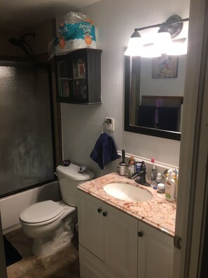 Toallas, jabón, shampoo, papel de baño 
