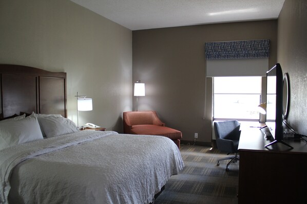 ألحفة محشوة بالريش وأسرّة بطبقة علوية مريحة ومكواة/لوح كي