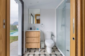 Panoramic Villa | Bathroom | Shower, rainfall showerhead, hair dryer, towels - Paredones II Villa Caminito del Rey (Álora)