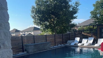 Een buitenzwembad en een verwarmd zwembad