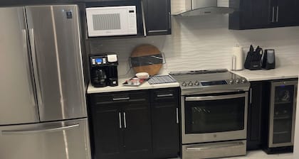 Modern Spacious 1 bedroom and a den home (Lower Unit)