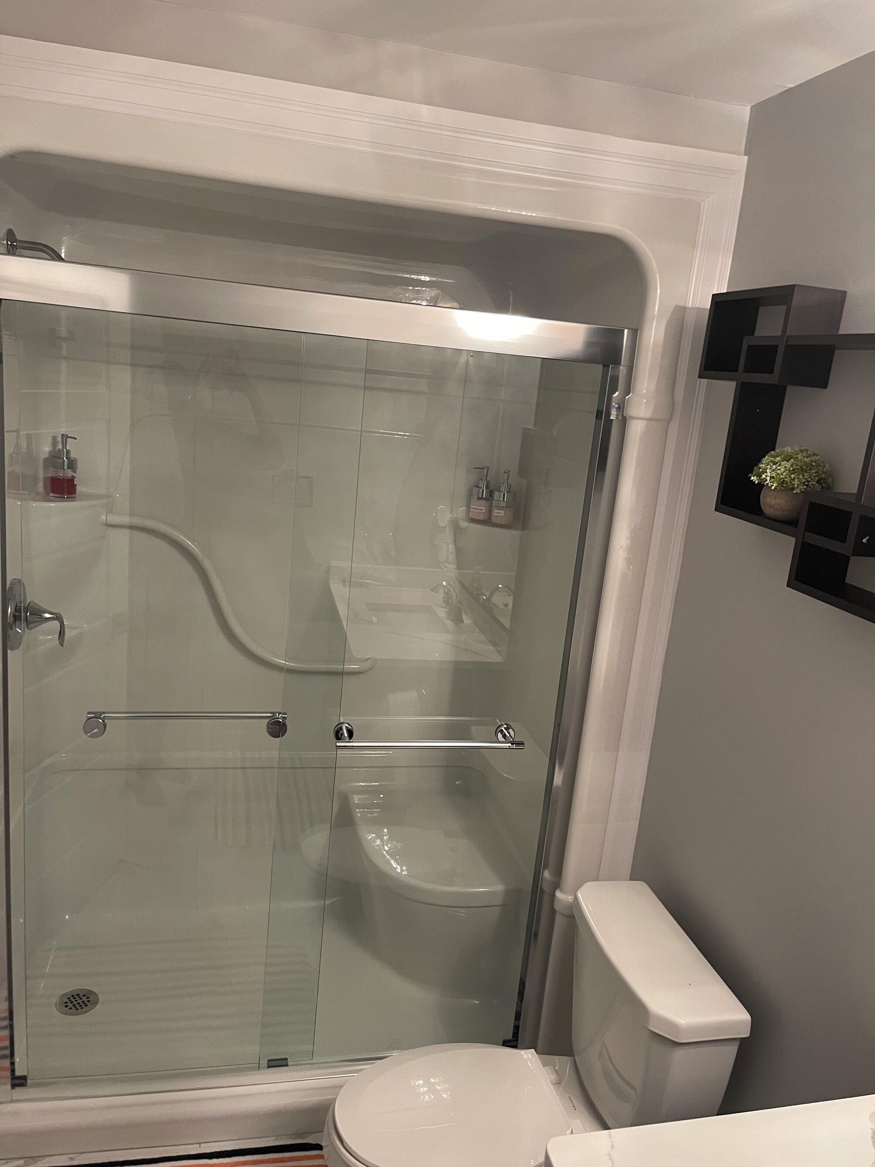 Een haardroger, handdoeken, zeep, shampoo